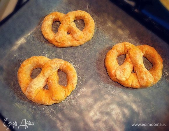 укладываем наши крендельки на противень...смазываем их взбитый яйцом...можно посыпать сахаром...выпекаем в предварительно разогретой духовки до 200г минут 20....до зарумянивания....