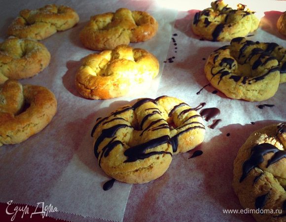 Испеченные крендели раскладываем остывать и подсыхать....остывшие можно полить растопленным шоколадом....я сделала часть простых часть полила шоколадом....