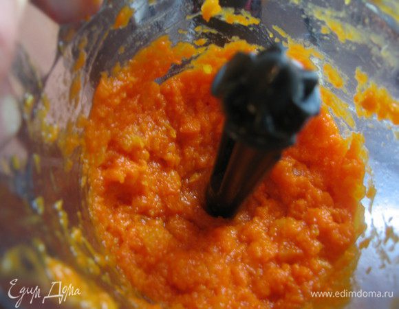 Тыкву отварить с 3 ложками воды до готовности. Остудить, жидкость слить. Курагу намочить в воде до размягчения, воду слить. Тыкву с курагой пюрировать блендером. 