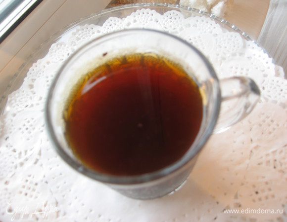 Муку просеять с разрыхлителем. Коричневый сахар смешать с корицей. Заварить крепкий черный чай.