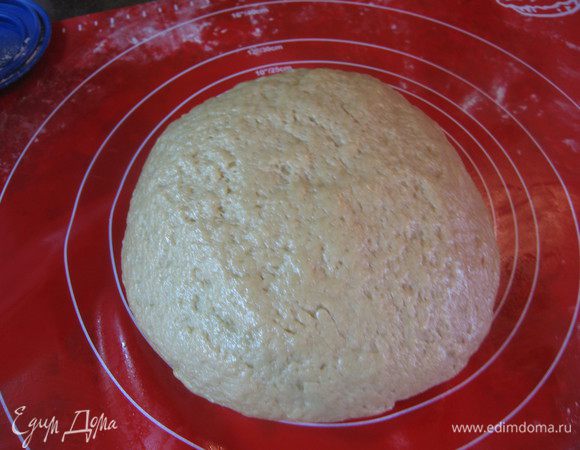 Когда масса станет достаточно густой, продолжаем вымешивать на столе. Тесто очень эластичное и приятное в работе.Собираем тесто в шар и оставляем отдохнуть на столе 30 минут.