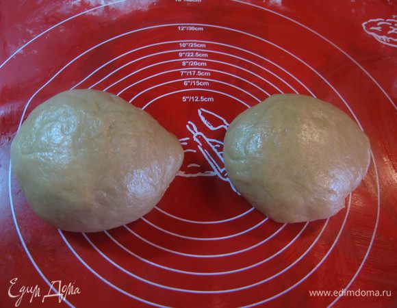 Затем делим на 2-3 части. И перед каждой раскаткой слегка вымешиваем еще раз. 