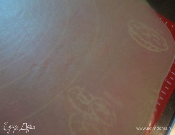 Раскатываем тесто на силиконовом коврике до состояния когда рисунок коврика будет виден сквозь тесто. Это на самом деле совсем не сложно. 