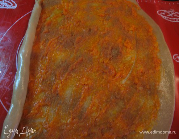 Наносим тыквенное пюре на тесто,посыпаем коричным сахаром и сворачиваем в рулет.