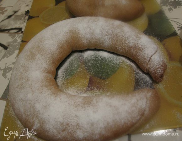 Остывший штрудель посыпаем сахарной пудрой.