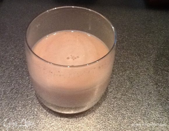 В 1/2 ст.воды насыпаем дрожжи и сахар, размешиваем и ждем появления пены.