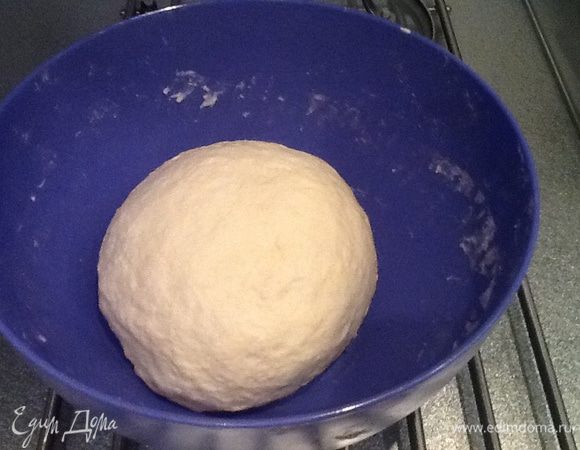 Замешиваем тесто из 4 ст.муки, подошедших дрожжей, соли, молока, накрываем полотенцем и ставим в теплое место.