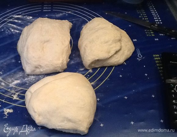 Подошедшее тесто делим на три части.