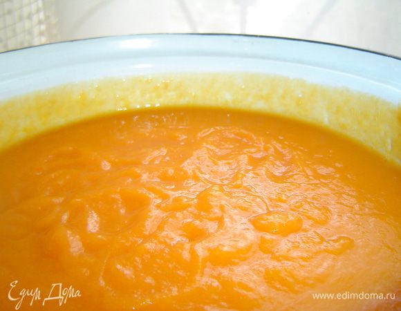 Тыкву очищаем, нарезаем небольшими кусочками, заливаем молоком (250 мл) и отвариваем до мягкости, затем тыкву с молоком отправляем в блендер и пюрируем.