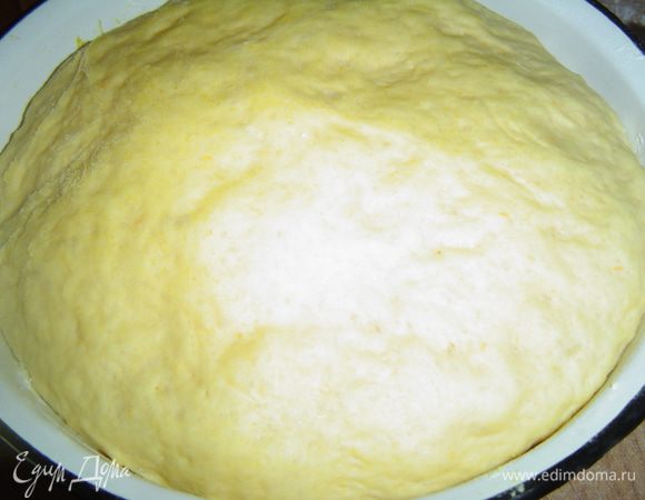 После этого постепенно добавляем оставшуюся муку и замешиваем мягкое тесто. Тесто может быть слегка липким, поэтому при замешивании руки можно смазывать растительным маслом.
Тесто перекладываем в миску, накрываем полотенцем и отправляем в теплое место на 30-40 минут. Когда тесто увеличиться почти в два раза его нужно обмять и опять дать подняться.