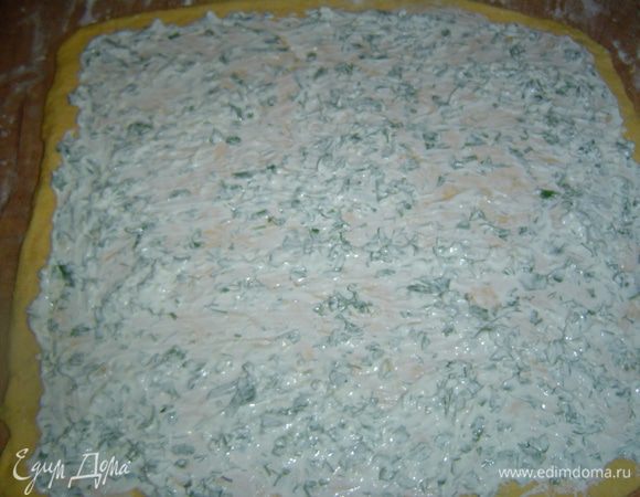 Готовое тесто делим на две части, каждую из них раскатываем в прямоугольник, смазываем подготовленной намазкой