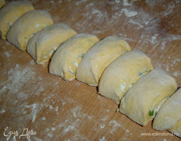 и скручиваем в рулет. Каждый рулет нарезаем поперек на кусочки, а каждый полученный маленький рулетик защипываем с одной стороны