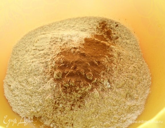 Смешать муку, разрыхлитель, специи, соль.
