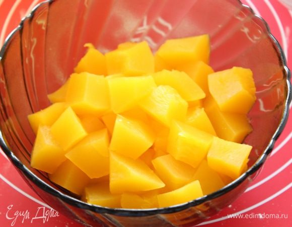 Тыкву порезать на кусочки и запечь в микроволновке без воды.