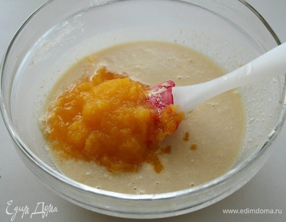 Масло растереть с сахаром,добавить йогурт, яйцо, перемешать. Затем добавить пюре из тыквы.Опять хорошо перемешать.