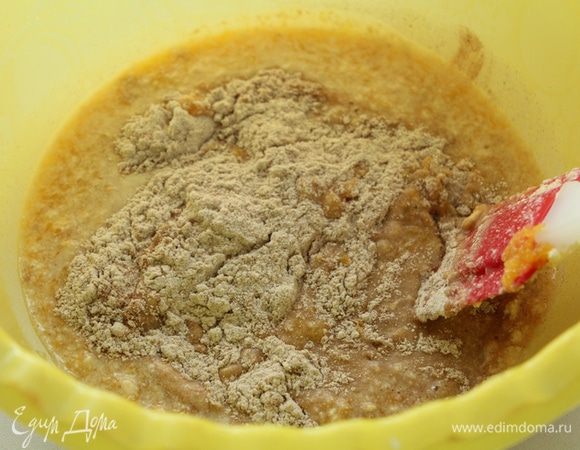 Добавить ц/з муку.(Тыква оказалась водянистая и мне пришлось добавить еще 2 ст.л. пшеничной муки, чтобы достичь нужной консистенции). Тесто должно быть густым, как на оладьи.