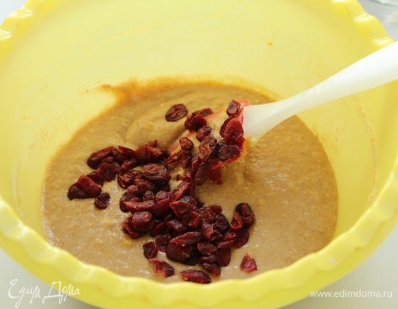 Добавьте горсть ягоды, перемешайте.