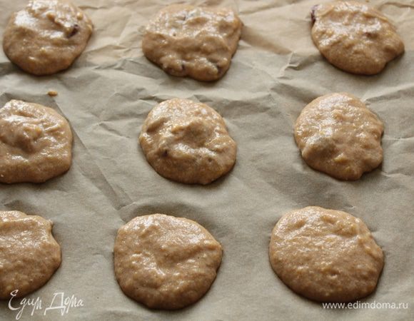 Выложить тесто столовой ложкой на застеленный бумагой для выпечки противень и поставить в духовку.
Время выпечки 12-14 минут.