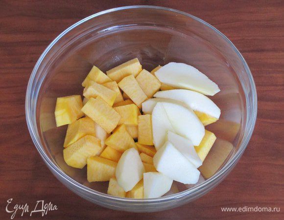 Очистите яблоки и тыкву, нарежьте их кусочками и запеките в духовке или по-быстрому в микроволновке (масса в ингредиентах указана уже приготовленных). 