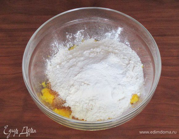 Добавьте демерару (сахар), муку с разрыхлителем и пряности.