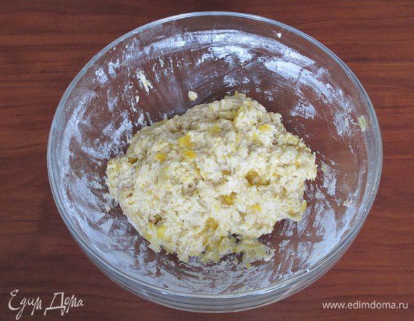 Перемешайте ингредиенты и замесите лопаточкой мягкое тесто.