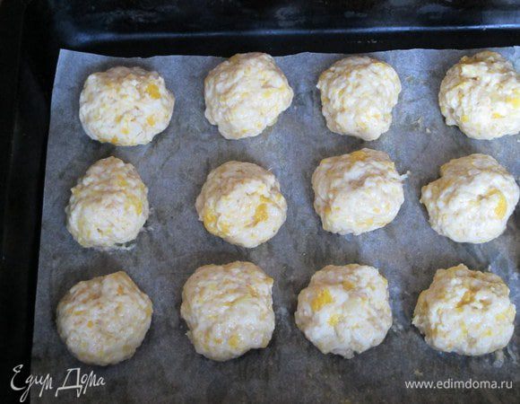 Сформируйте влажными руками шарики размером с грецкий орех, слегка приплюсните их, уложите на противень, металлический смазанный, силиконовый или покрытый пекарской бумагой.
Выпекайте при 180 градусах около 15 минут.

