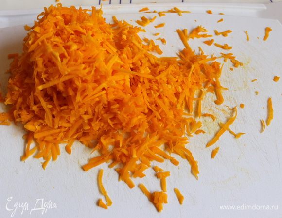 Почистим тыкву , натрем ее на терке.