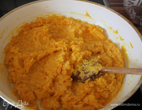 Разогреваем масло растителньное, тушим нашу тыкву до готовности.Солим по вкусу. Вливаем молоко, и засыпаем постепенно манку. Мешаем пока манка не станет густеть. Выкладываем готовую манную кашу с тыквой в тарелку даем остыть.