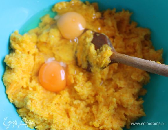 Тыква остыла , добавляем туда 2 яйца и хорошо размешиваем.