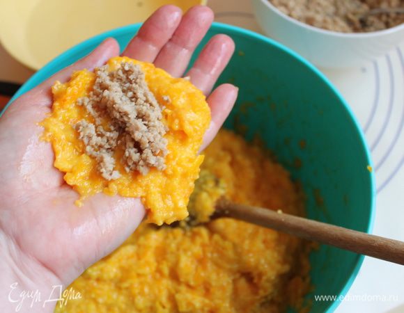 Теперь кладем на ладошку ложку тыквенной массы , на середину  фарш и закрываем все опять ложкой тыквы. Формуем котлеты и обваливаем в сухарях, все проделываем мокрыми  руками. 