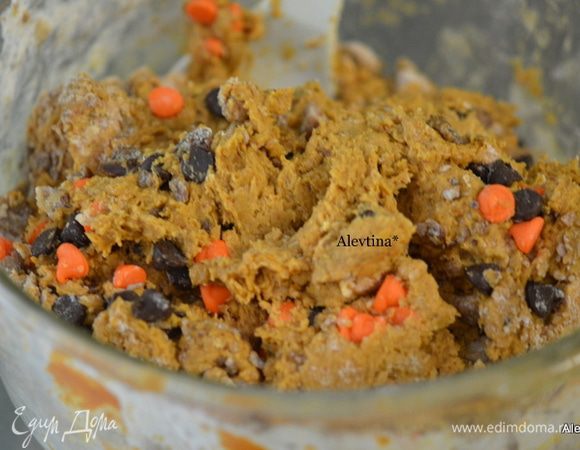 Отдельно смешать муку, разрыхлитель, пищевая сода,соль, корицу. Добавить в смесь с тыквой,затем капли шоколадные и финики.