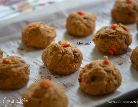 Разогреем духовку до 190 гр. Противни по желанию застелем бумагой для выпечки. Выкладываем шариками, формируем руками или чайной ложкой на противень на расстояние друг от друга. Готовим примерно 15 мин. или до полного формирования. В зависимости от размера выход примерно 30-40 шт.