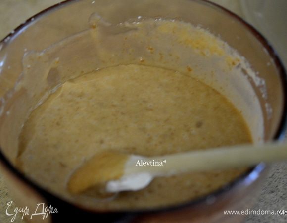 Приготовим глазурь. Растопим сливочное масло и коричневый сахар,молоко в небольшой кастрюле. Довести до кипения, помешиваем 3 мин. Снимем с огня дадим слегка остыть. Добавим ваниль. Затем добавим сахарную пудру, помешиваем. Количество сахарной пудры смотрим на свое усмотрение. Мой вариант 2 стакана. Глазурь выходит не густой и не жидкой.