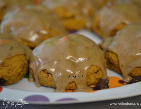 Достанем готовые печенья, переложим на блюдо и ложкой выкладываем глазурь поверх наших печений. Угощаемся.