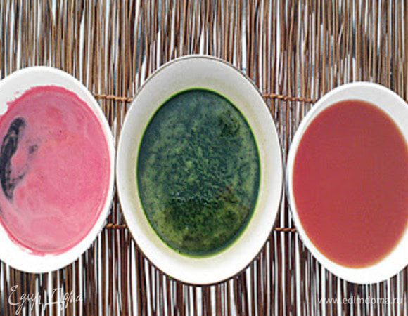 Шпинат измельчить в блендере, отжать через ситечко, чтобы получился чистый сок без жмыха, добавить воды. Должно получится 110 миллилитров сока.Свеклу разрезать на небольшие кусочки и пропустить через блендер или соковыжималку. При необходимости тоже добавить воды, чтобы получилось 110 миллилитров сока. Для теста с томатным соком я использовала томатную пасту с водой. Для белого теста берем воду 110 мл.