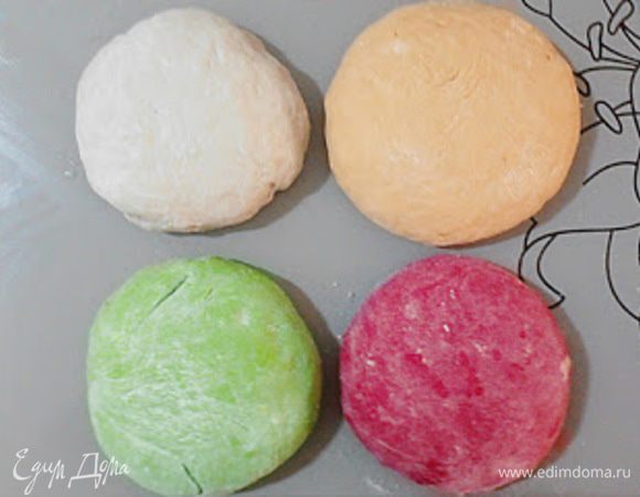 После того как у нас получилось по 110 миллилитров каждого сока и 110 миллилитров воды, начинаем готовить тесто.
Для каждого вида теста идет по одному стакану муки + 10 грамм свежих дрожжей + 1 столовая ложка сахара + 1 чайная ложка соли + 0,5 столовой ложки растительного масла.Замешиваем тесто, закрываем его пленкой и ставим на расстойку.