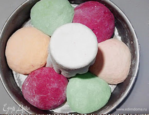 Из цветного теста сформировать 6 шаров и положить в форму вокруг стакана, чередуя цвет.