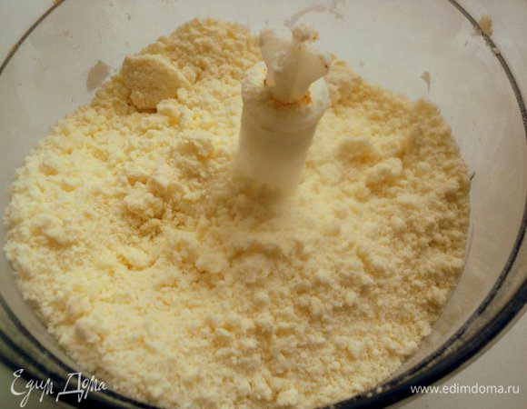 В блендер положить порезанное кусочками охлажденное сливочное масло, муку, сахар, соду и соль и в пульсирующем режиме измельчить все в крошку. Или перетереть все ингредиенты руками в крошку.