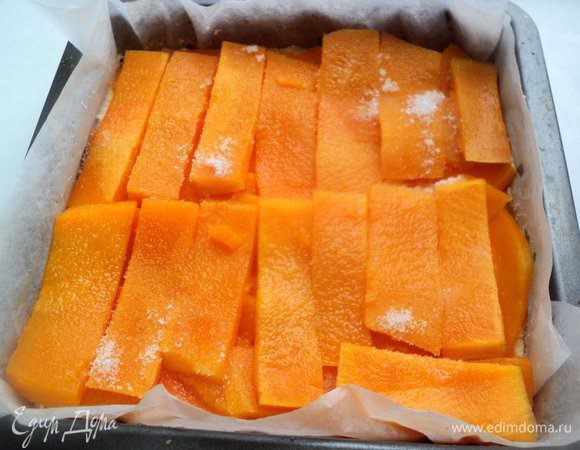 Сверху разложить полоски тыквы, слегка посыпать сахаром.
