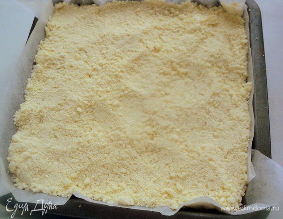 Сверху высыпать остальную крошку, равномерно распределить. Выпекать при температуре 180 градусов 35 минут.