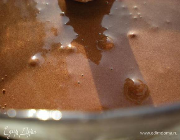 Затем смешать сухую смесь с мокрой. В конце добавить растопленное сливочное масло комнатной температуры  и перемешать до однородной консистенции. Выпекать на протяжении 30 минут или до готовности. 


