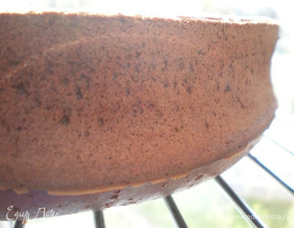 Достать из формы бисквит, перевернуть. Снять пергаментную бумагу. Оставить остывать на решетке. 

