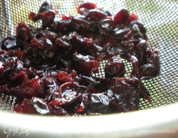 Вишневый сироп. Подойдет любая ягодная смесь, в том числе и замороженная — клубника, смородина, малина, черника, голубика, земляника, ежевика. Итак, положить вишню в кастрюльку, залить водой. Добавить пудру, цедру апельсина и гвоздику. Варить до тех пор, пока вишни не станут мягкими. Не переборщить, они не должны разваливаться как сливы.  Снять с огня, дать остыть в сиропе. Процедить ягоду. Сироп вернуть на огонь и уварить в два раза. Затем вернуть вишню в кастрюльку и остудить. Добавить ликер. 
