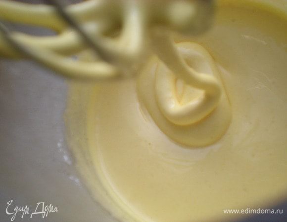 Сreme anglaise. Молоко довести до кипения.  Взбить желтки с сахарной пудрой и ванильным сахаром. 