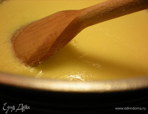 Вскипевшее молоко тонкой струйкой вливаем в желтковую массу, постоянно помешивая.  Переливаем смесь обратно в кастрюльку и возвращаем на небольшой огонь до загустения. Охладить и ароматизировать амаретто. Процедить через мелкое сито и использовать 300мл в рецепте шоколадного мусса. Оставшийся крем используем с оладушками или блинчиками. Или просто так ложкой, ложкой. 