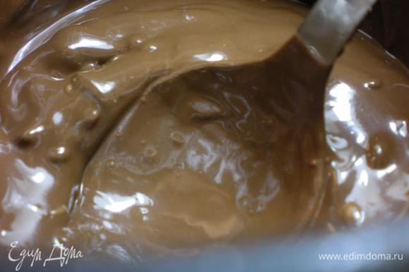 Шоколадный мусс. Растопить шоколад на водяной бане. Влить в горячий заварной крем, перемешать до однородной консистенции.