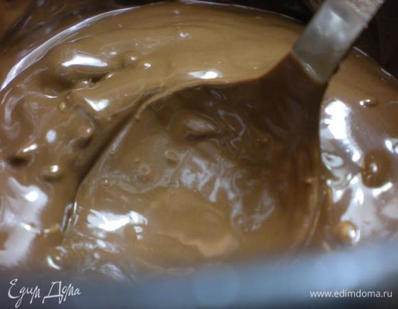 Шоколадный мусс. Растопить шоколад на водяной бане.  Влить в горячий заварной крем, перемешать до однородной консистенции. 