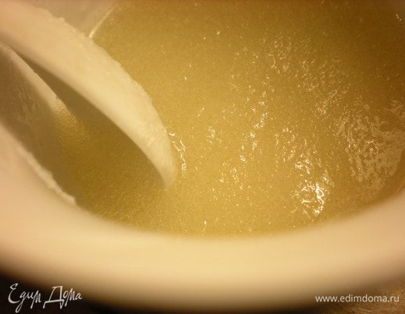 Развести желатин в небольшом количестве воды. 