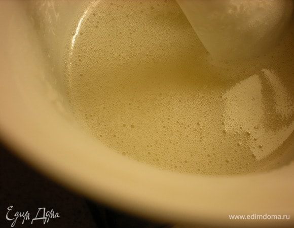 Подогреть до 60*, не кипятить. Постоянно помешивая растворить. Охладить. Добавить к шоколадной массе. 