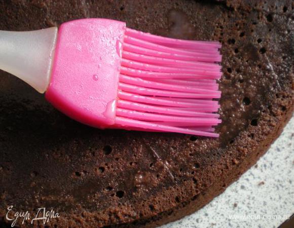 Сборка. Разрезать бисквит на две части.  При помощи кисти пропитать бисквит сиропом. 